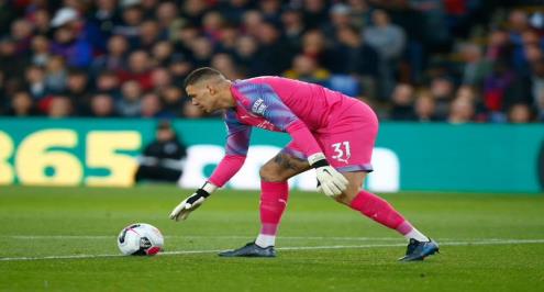 "حارس متكامل".. فيرناندينيو يشيد بأداء إيدرسون 